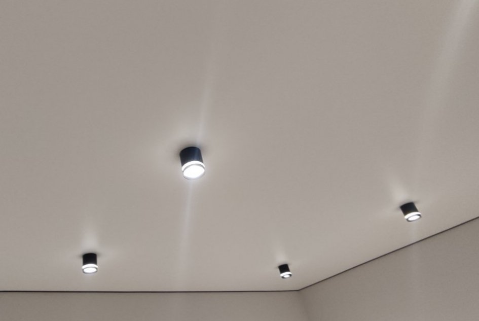 Білі матові натяжні потолки з світильниками у Вінниці